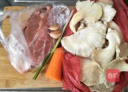 平菇炒肉的做法图解1
