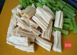 凉拌芹菜腐竹的做法图解2