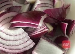 元葱炒红肠的做法图解2