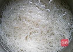 腐竹肉丝炒米粉的做法图解1