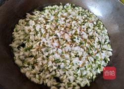 槐花鸡蛋馅的做法图解2