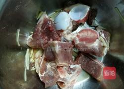 红罗卜咸骨粥的做法图解2