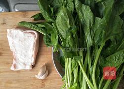 猪油渣炒菠菜的做法图解1