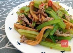 芹菜炒腐竹的做法图解1