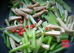 芹菜炒腐竹的做法图解12