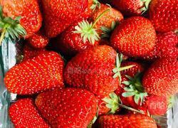 鲜榨草莓奶昔的做法图解1