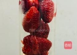鲜榨草莓奶昔的做法图解2