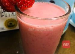 鲜榨草莓奶昔的做法图解5
