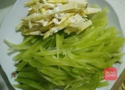 莴苣炒笋的做法图解2