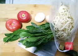 西红柿鸡蛋菠菜面的做法图解1