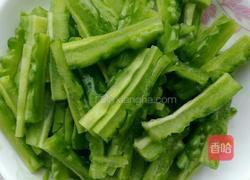 柿子椒炒苦瓜的做法图解3