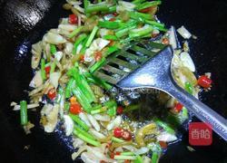 六耳韭炒蚬子肉的做法图解3