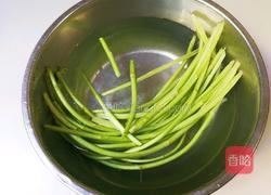 椒盐咸肉炒芦蒿的做法图解1