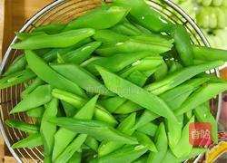 洋葱炒扁豆的做法图解2