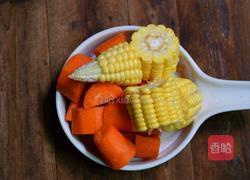 玉米胡萝卜骨头汤的做法图解1