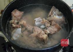 玉米胡萝卜骨头汤的做法图解2