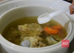 玉米胡萝卜骨头汤的做法图解8