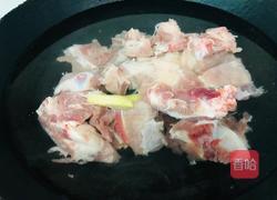 虫草排骨莲藕汤的做法图解2