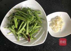 蒜香菠菜梗的做法图解1