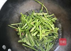 蒜香菠菜梗的做法图解3