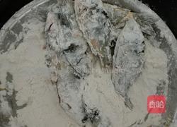 油炸鲫鱼的做法图解3