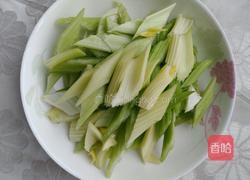 西芹溜鱿鱼肉片的做法图解6