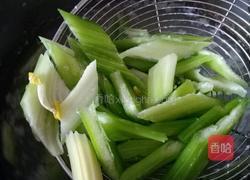 西芹溜鱿鱼肉片的做法图解8