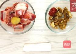 核桃排骨汤 快速补充产后营养的做法图解1