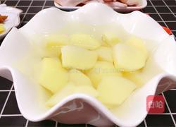 土豆炖鸡块的做法图解3