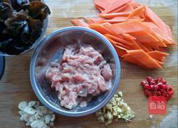 胡萝卜炒木耳的做法图解4