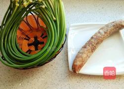 蒜薹炒腊肠的做法图解1