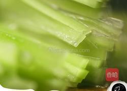 春季清热解毒开胃凉菜凉拌青笋丝的做法图解3