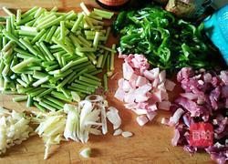 蒜苔炒肉的做法图解2