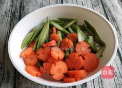 芦笋胡萝卜炒大虾的做法图解1