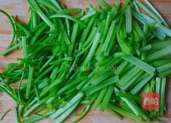 熏干炒香芹的做法图解1
