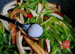 熏干炒香芹的做法图解7