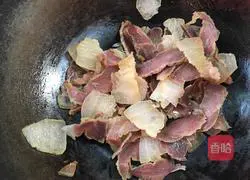 Illustration of how to stir-fry bacon with garlic moss 7