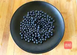 Illustration of making black bean, walnut and soy milk 2