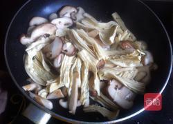 香菇炒腐竹的做法图解4