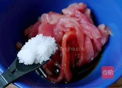 Illustration of how to stir-fry shredded pork with garlic moss 5