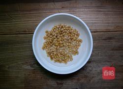 黄豆苦瓜骨头汤的做法图解1