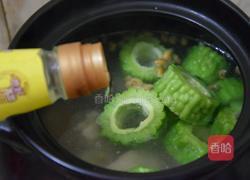 黄豆苦瓜骨头汤的做法图解7