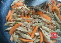 胡萝卜竹笋炒肉的做法图解3