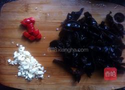 清炒木耳茼蒿的做法图解2