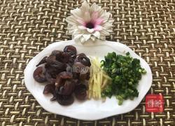 海参小米粥的做法图解1