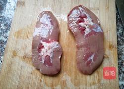 红罗卜洋葱炒猪腰的做法图解1