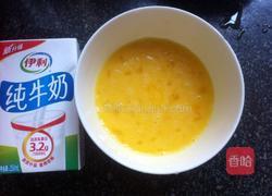 牛奶炖蛋的做法图解2