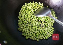 火腿肠炒豌豆的做法图解6