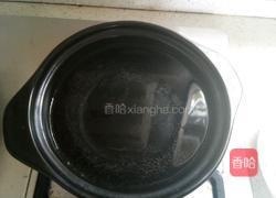 砂锅炖煮水饺的做法图解1