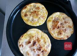 饺子皮版葱油饼的做法图解2